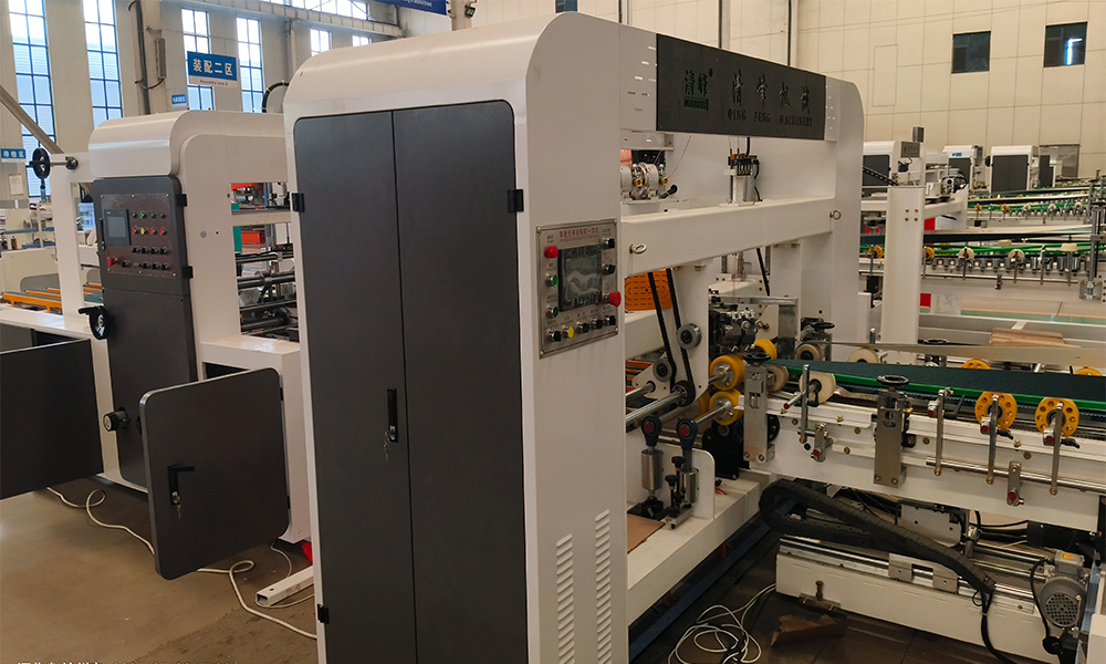 Intelligente vollautomatische Kartonklebe- und N&auml;hmaschine